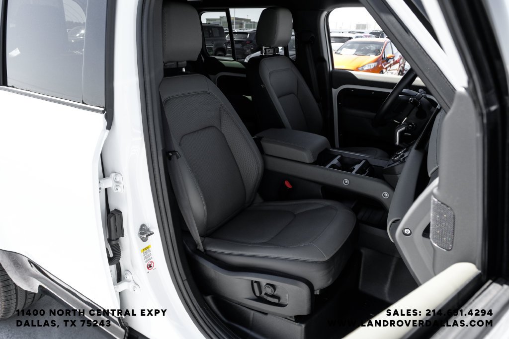 Used 2025 White Land Rover X-Dynamic SE image 41