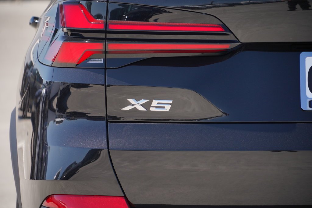 New 2026 Black Sapphire Metallic BMW xDrive50e image 9