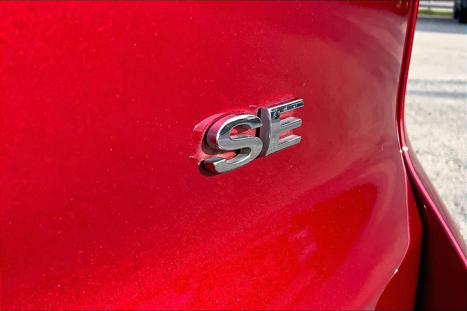 Used 2021 Ruby Red Metallic Tinted Clearcoat Ford SE image 10