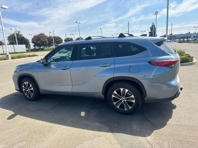 Used 2020 Moon Dust Toyota XLE image 4