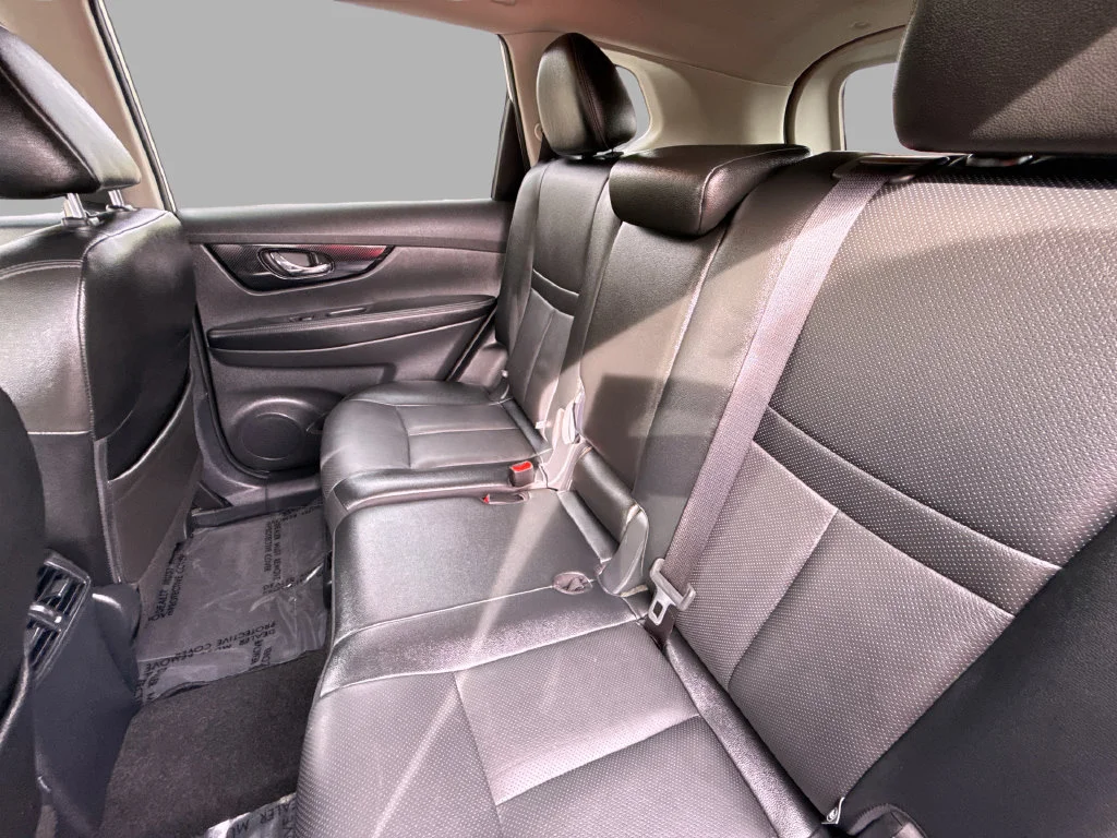 Used 2018 White Nissan SL image 13