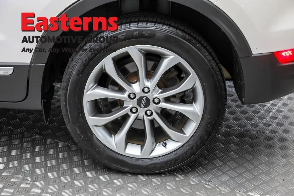 Used 2019 White Lincoln Select image 8