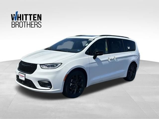 2026 Chrysler Pacifica Limited's photo