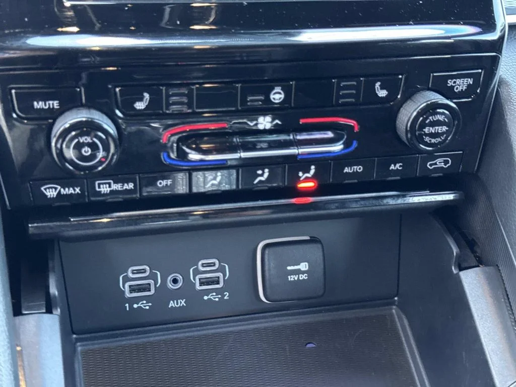 Used 2024 White Jeep Altitude image 26
