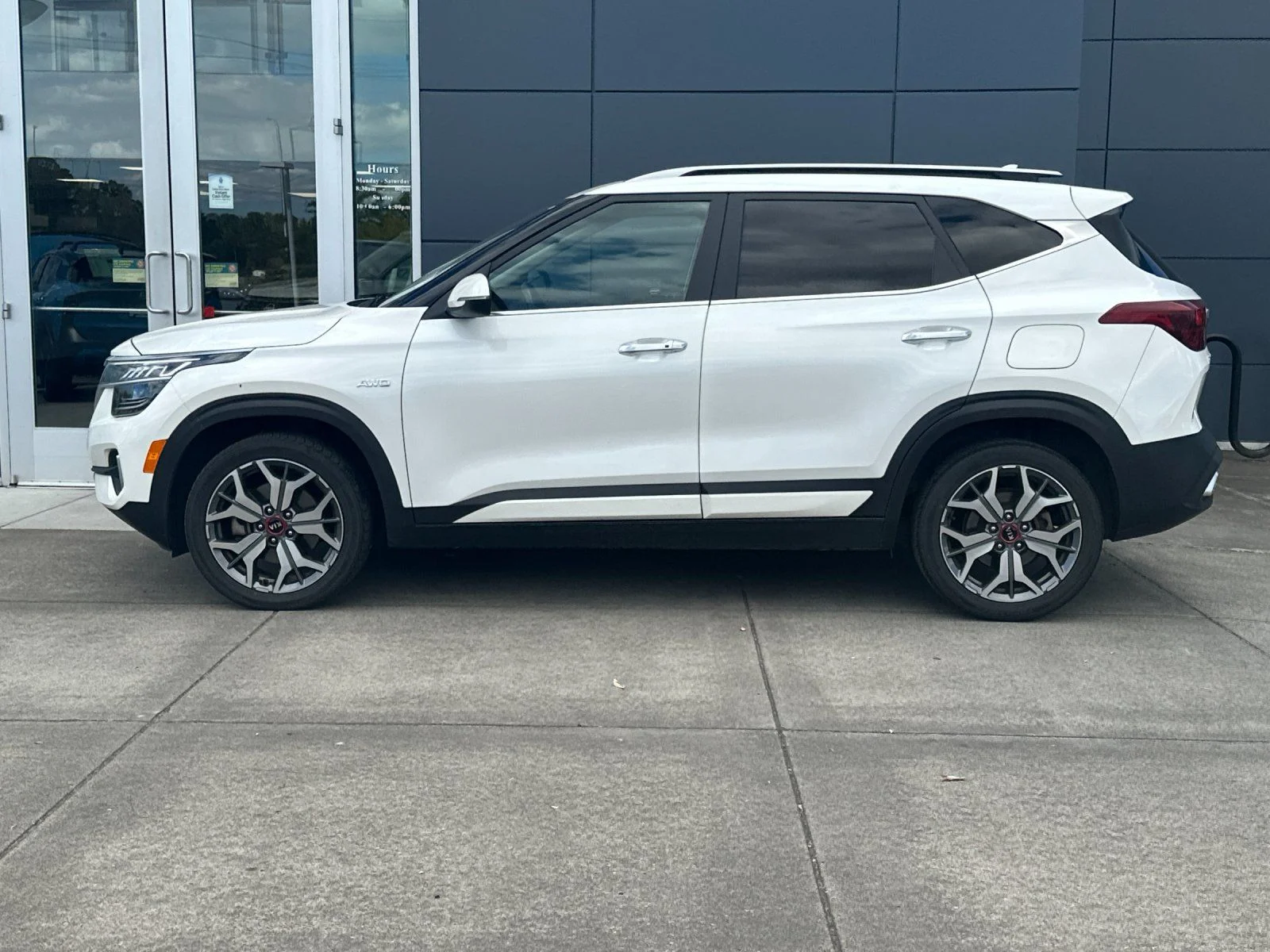 Used 2021 Snow White Pearl Kia SX image 6