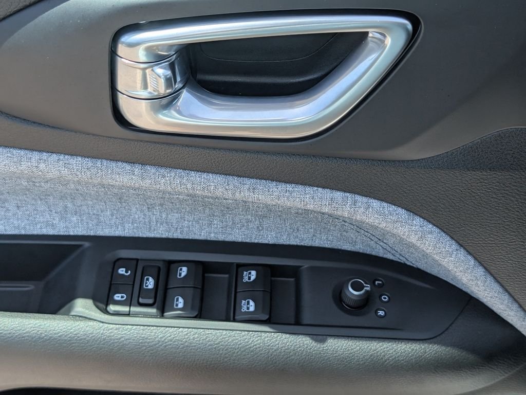 Used 2025 White Jeep Latitude image 21