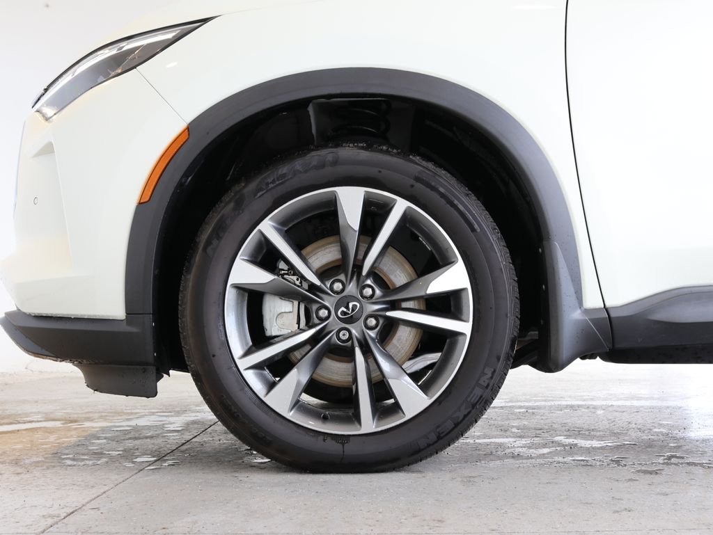 Used 2023 White INFINITI LUXE image 54