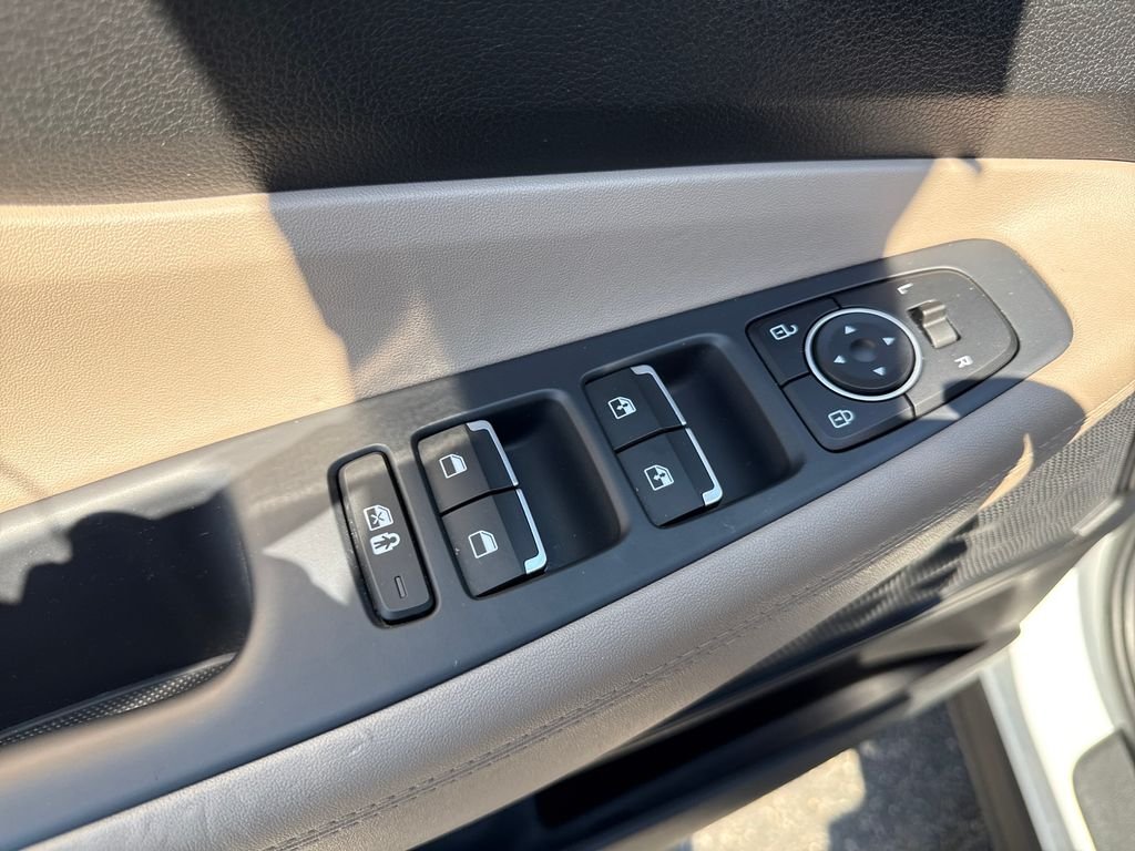 Used 2023 White Pearl Hyundai SEL image 14