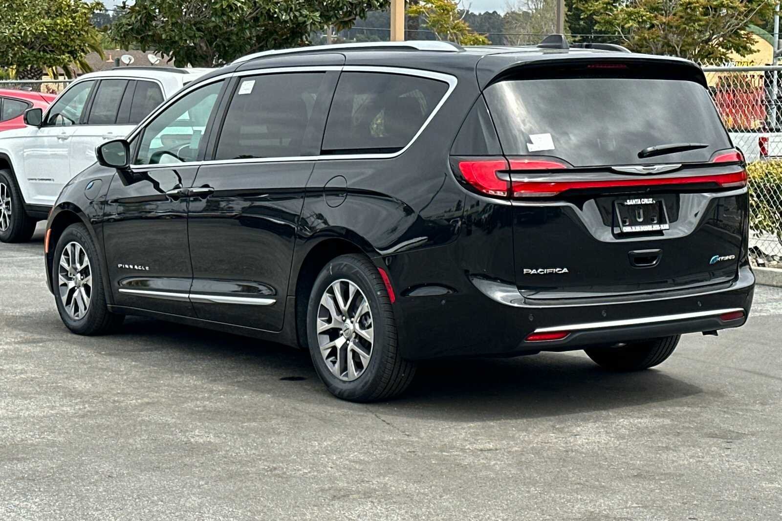 New 2023 Brilliant Black Crystal Pearl-Coat Exterior Paint Chrysler PINNACLE image 6