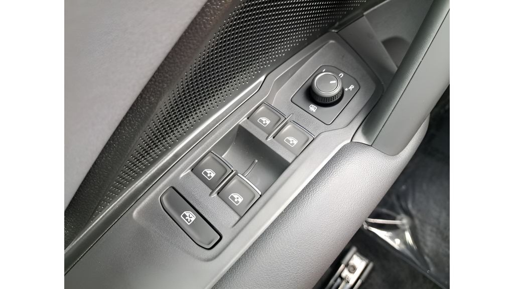 2025 Volkswagen Tiguan SE - Photo 24