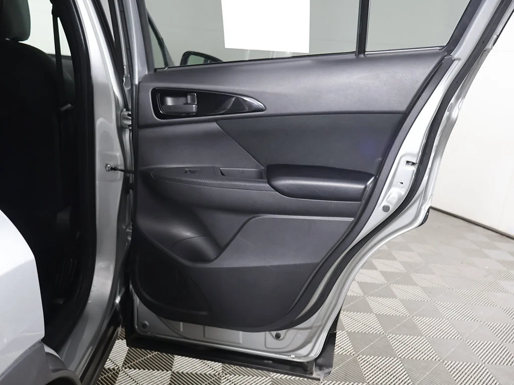 Used 2024 Silver Mitsubishi ES image 22