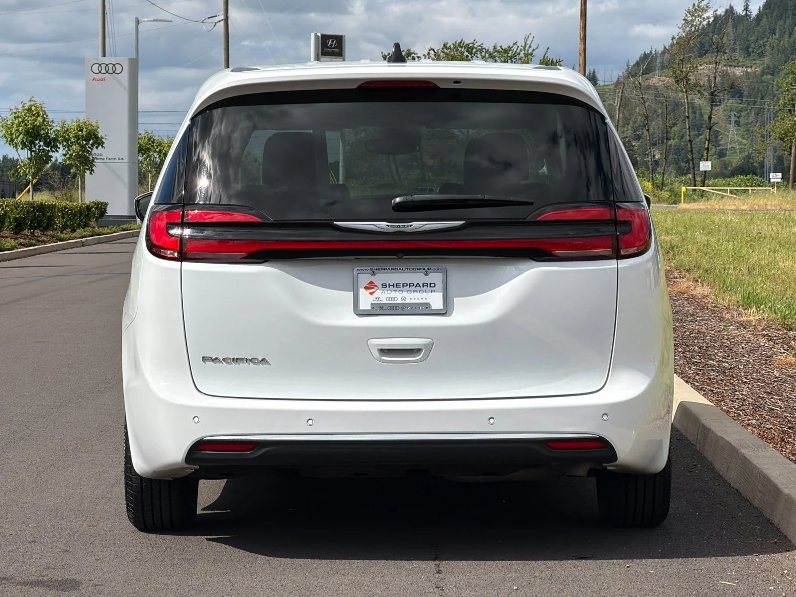 Used 2023 White Chrysler Touring L image 4