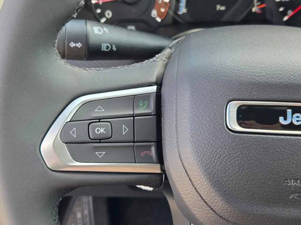 New 2026 Bright White Clearcoat Jeep Latitude image 27