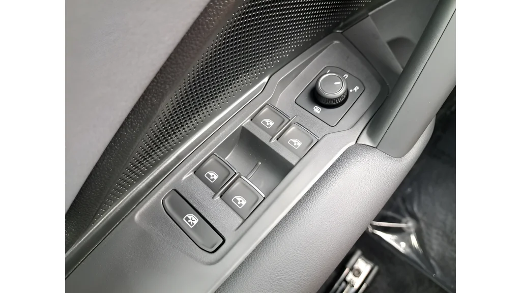 2025 Volkswagen Tiguan SE - Photo 21