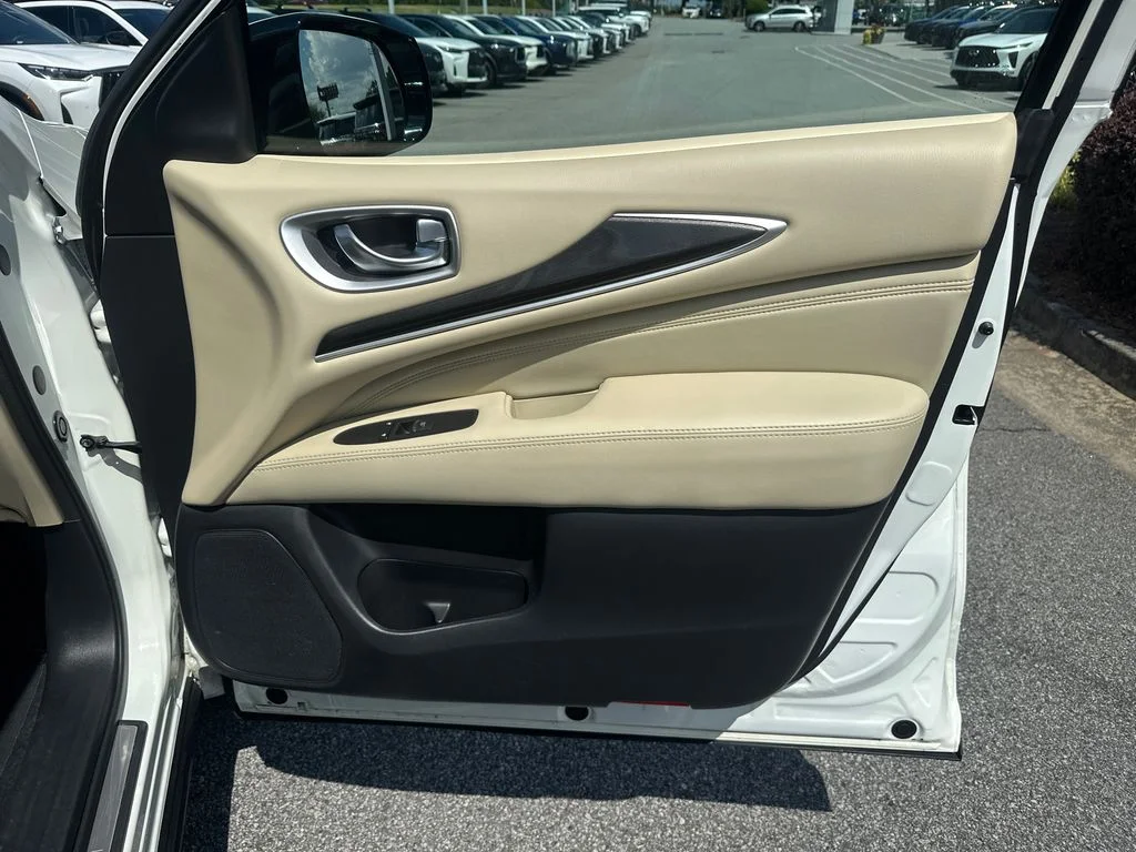 Used 2016 White INFINITI Base image 12