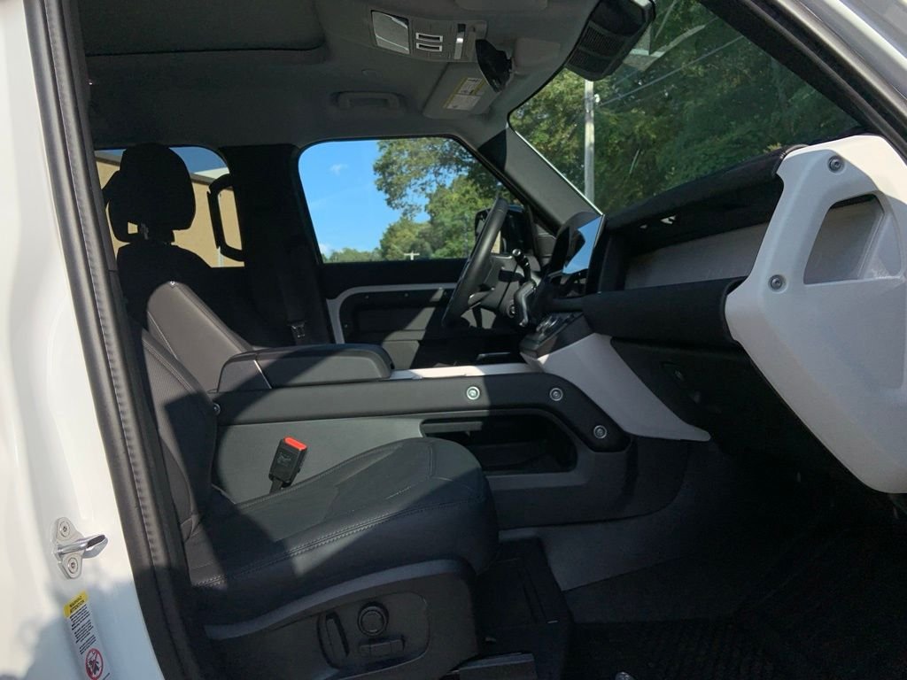 Used 2025 White Land Rover S image 18