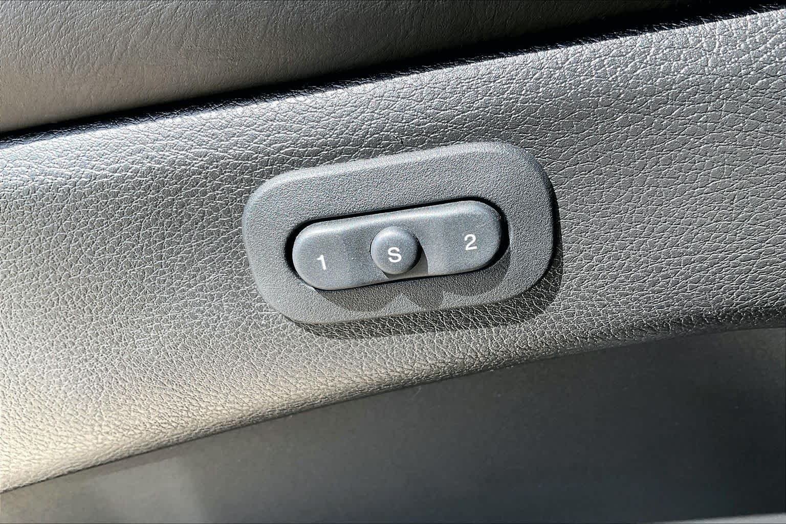 Used 2018 Diamond Black Crystal Pearlcoat Jeep Overland image 31