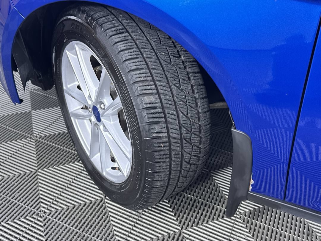 Used 2018 Blue Ford SE image 25