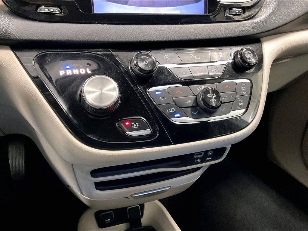 Used 2018 White Chrysler Touring L image 26