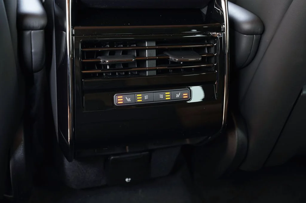 New 2026 Fuji White Land Rover Dynamic SE image 33