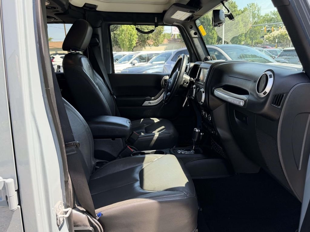 Used 2014 Gray Jeep Unlimited Sahara image 10