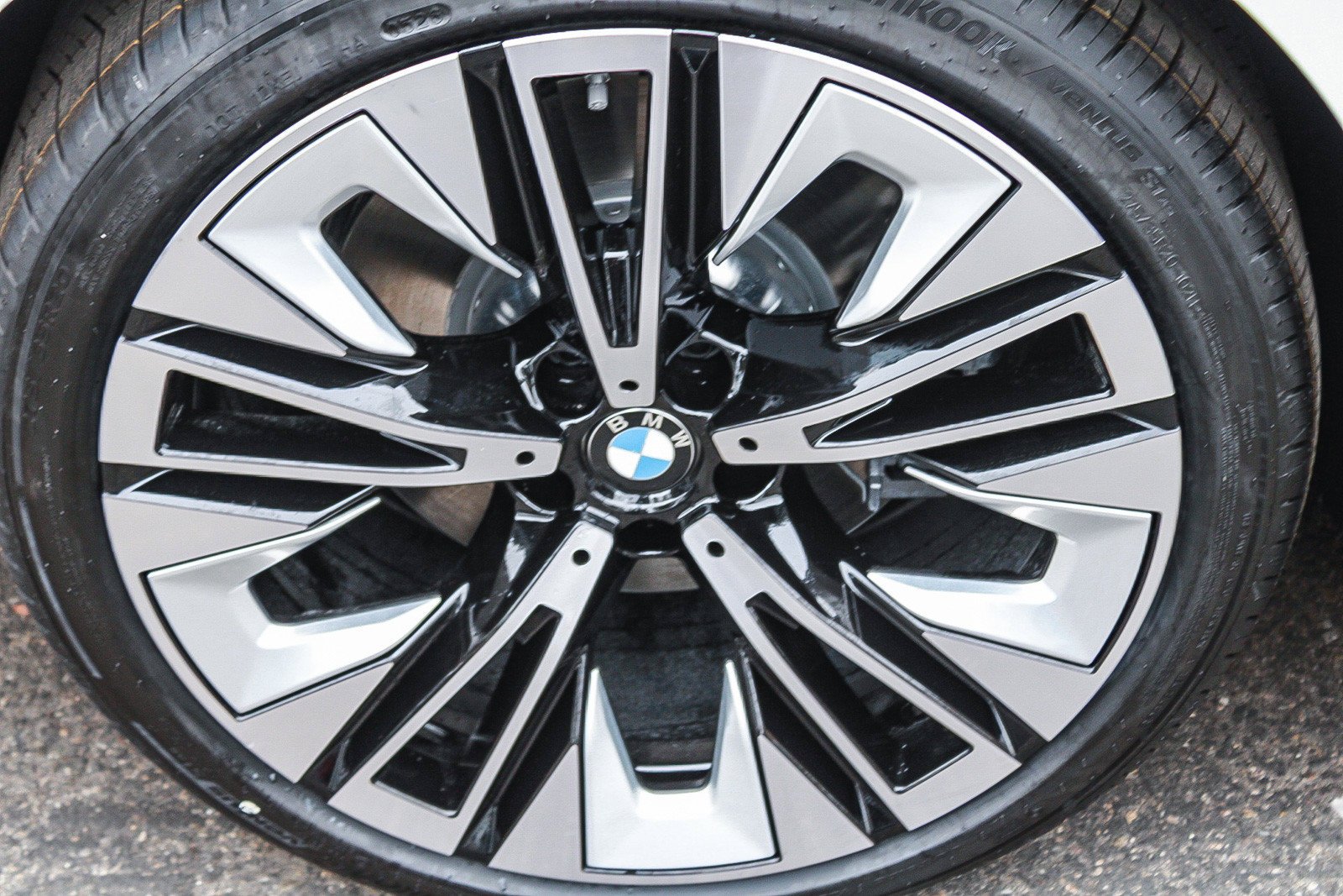 New 2027 Alpine White BMW xDrive40 image 11