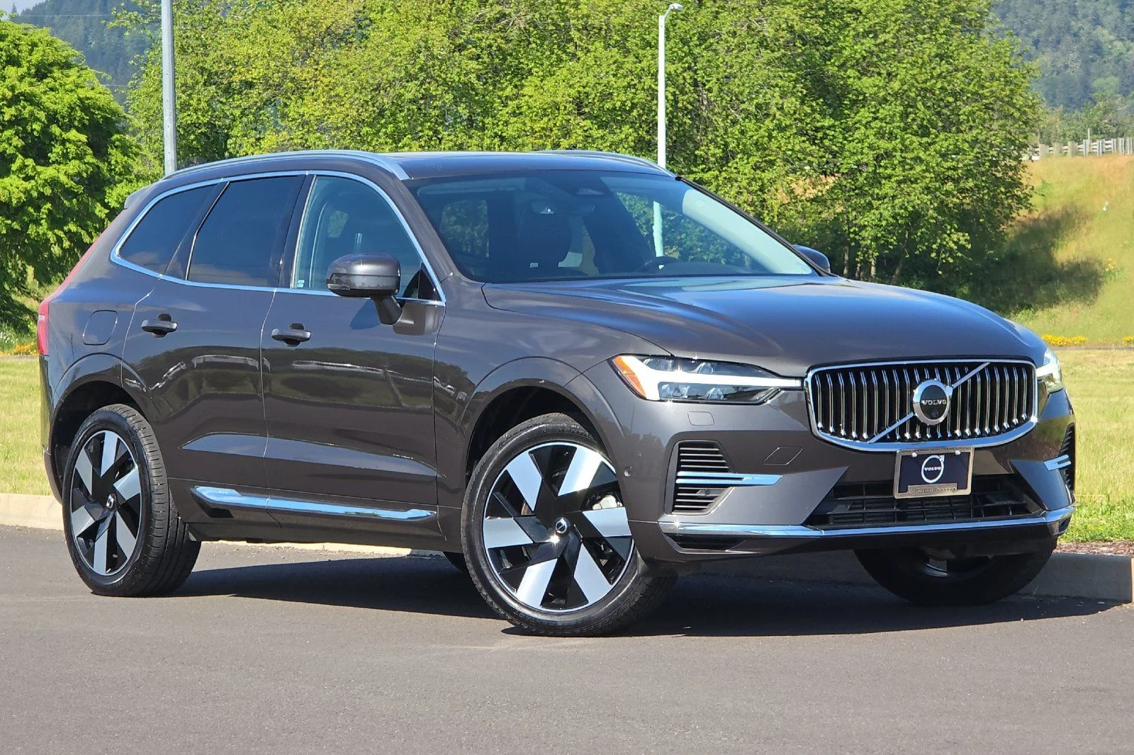 2023 Volvo XC60 T8 Plus Bright Theme AWD's photo