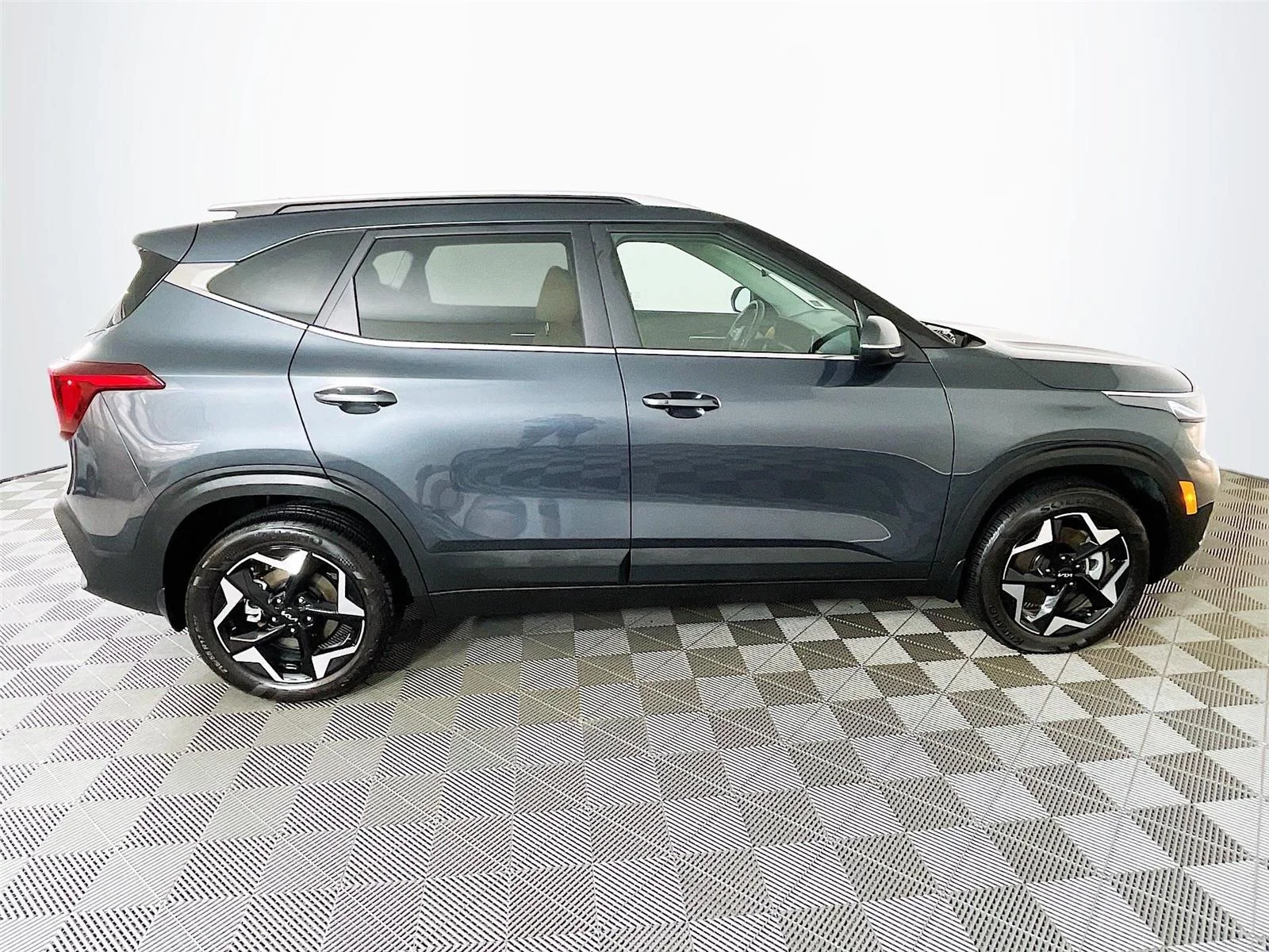 Used 2025 Gravity Gray Kia EX image 11