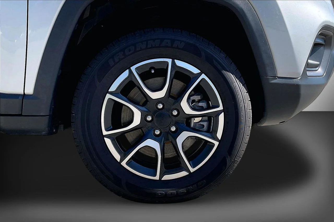 Certified Used 2024 Silver Jeep Trailhawk image 33