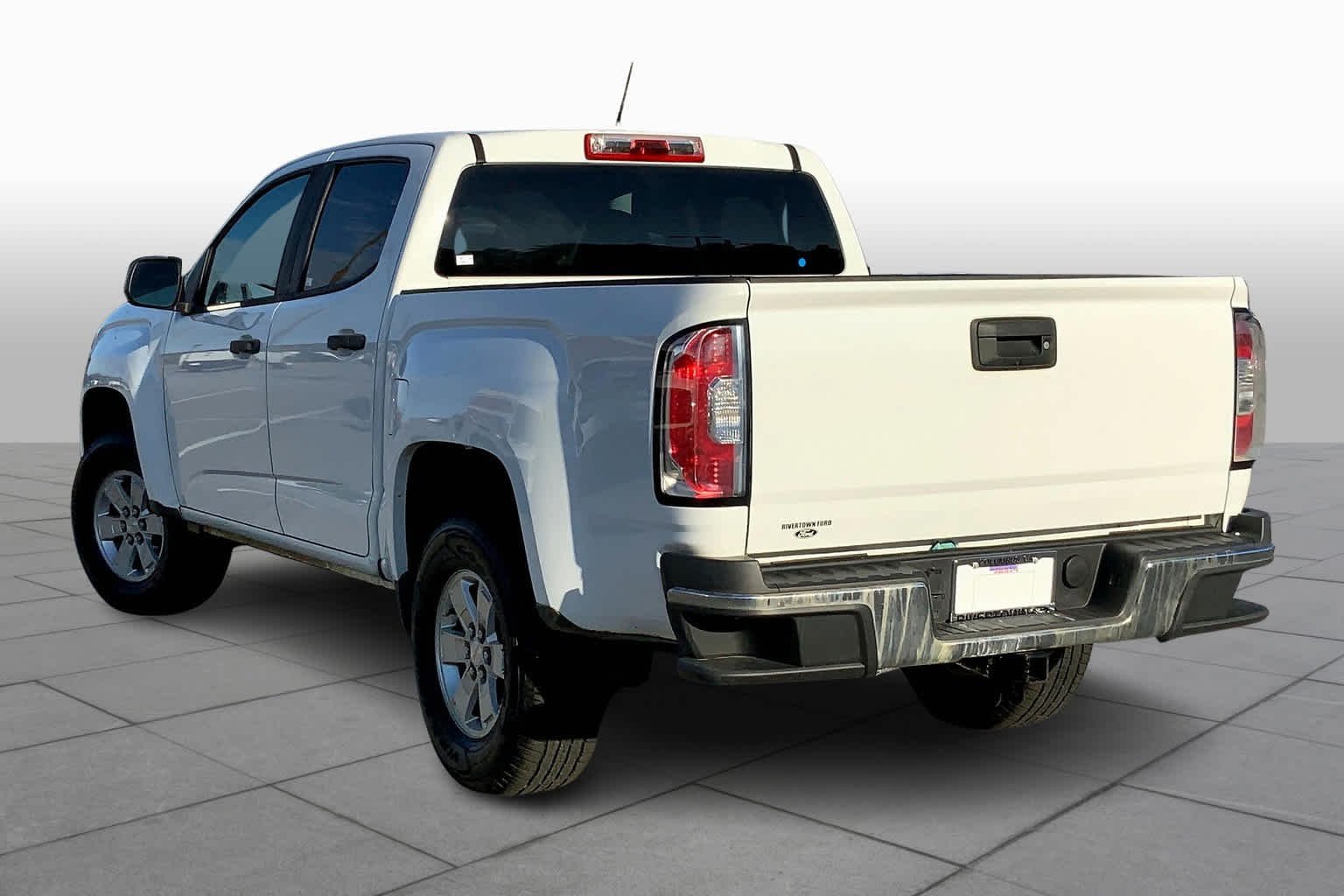 Used 2018 Summit White GMC 2WD image 12
