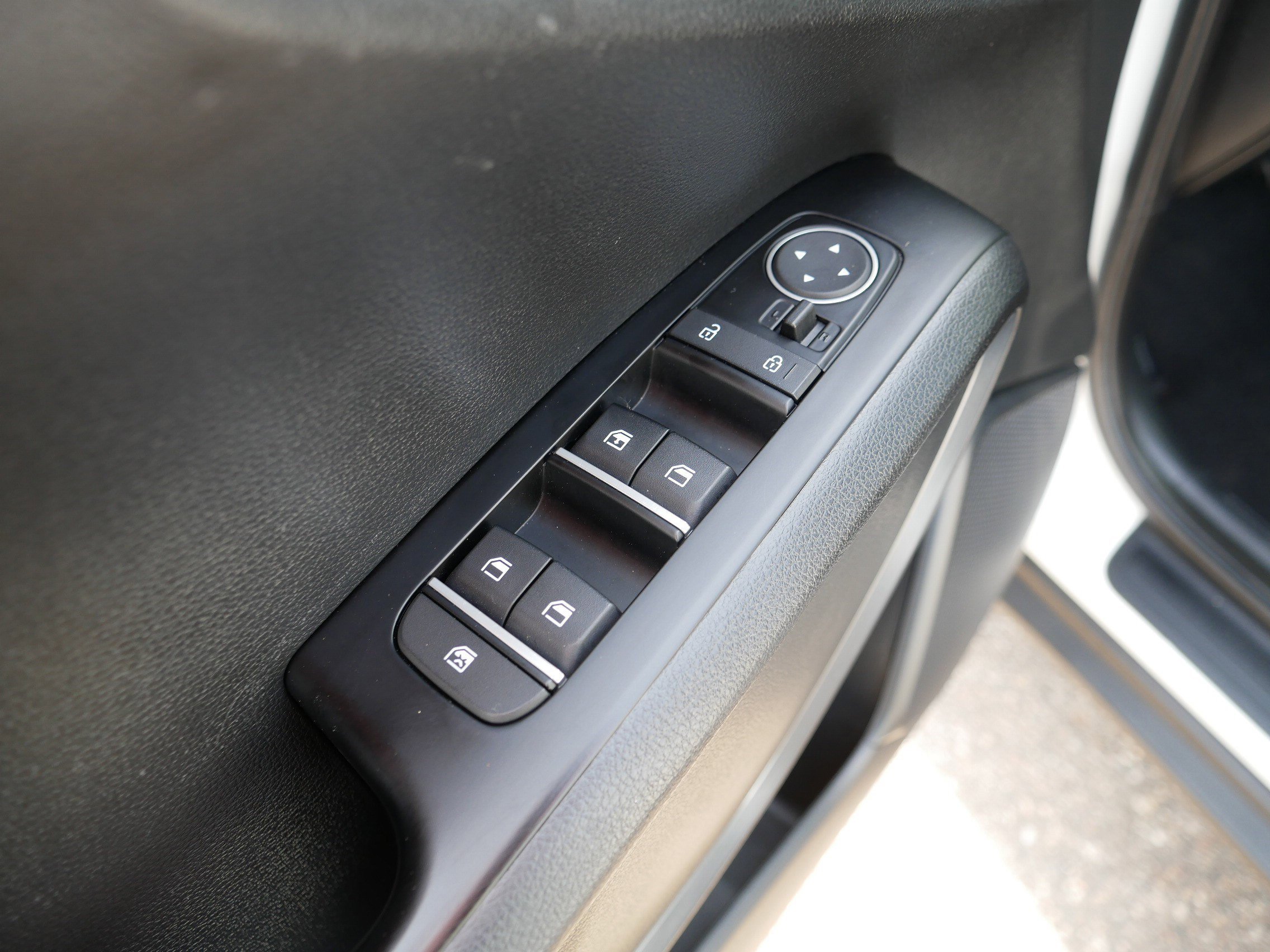 Used 2025 Snow White Pearl Kia EX image 19