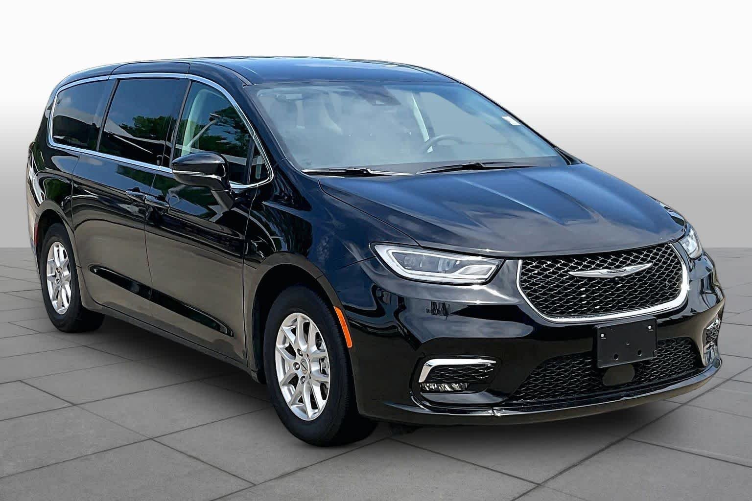 Used 2024 Diamond Black Crystal Pearlcoat Chrysler Touring L image 3
