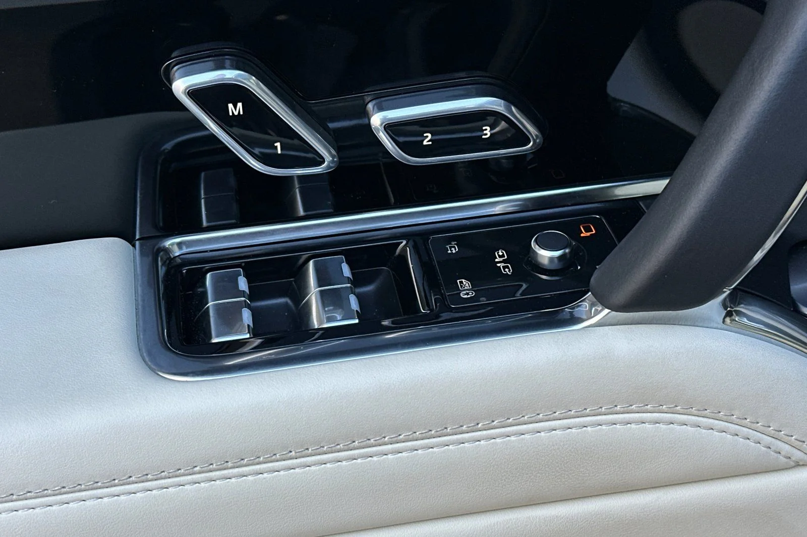 Used 2025  Land Rover SE image 13
