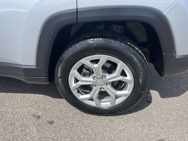 Certified Used 2024 Silver Zynith Jeep Latitude image 6