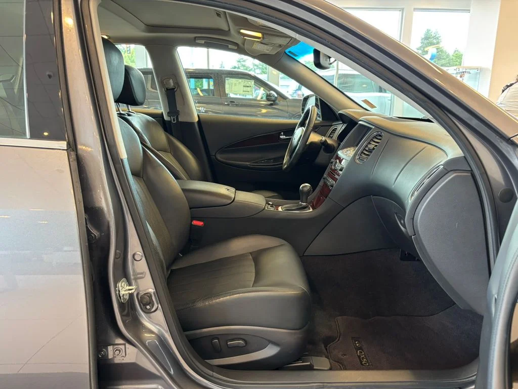 Used 2016 Gray INFINITI Base image 24