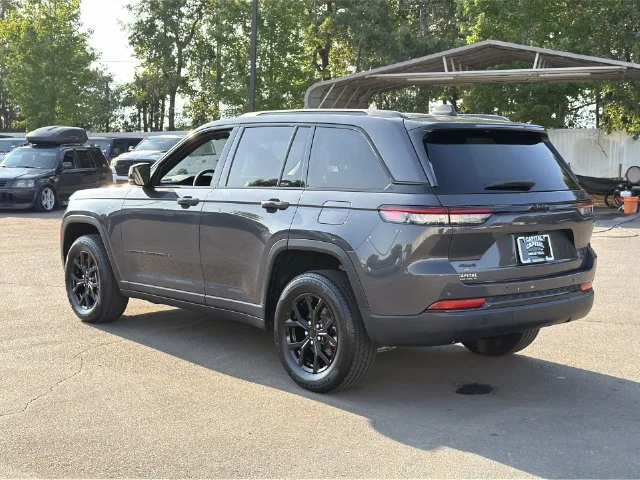Used 2024 Gray Jeep Altitude image 11