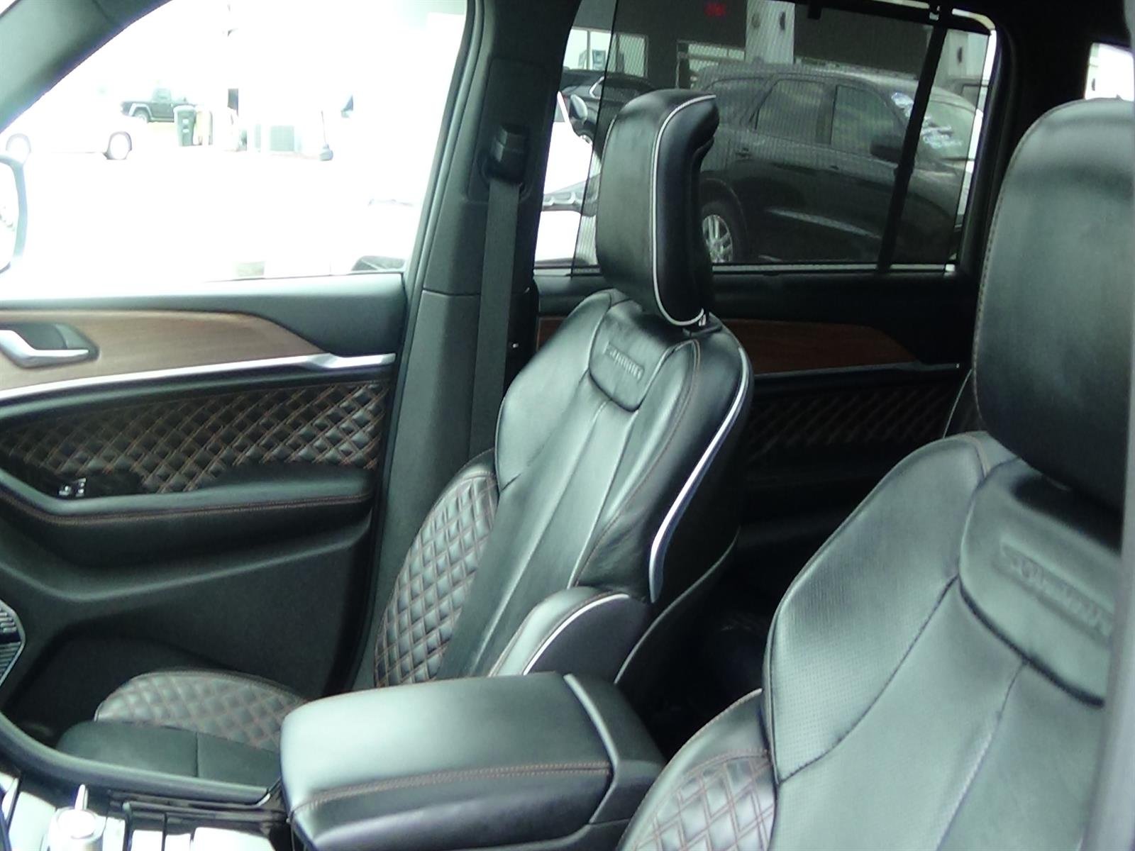 Certified Used 2025 Diamond Black Crystal Pearl Coat (pxj) Jeep Summit image 18
