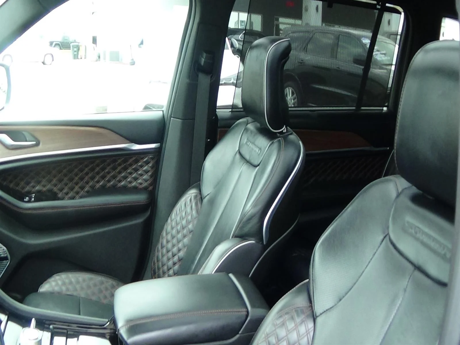 Used 2025 Diamond Black Crystal Pearl Coat (pxj) Jeep Summit image 18
