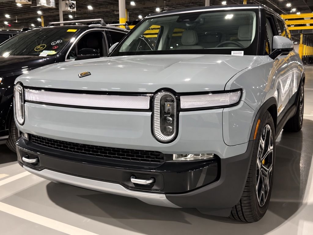 Used 2023  Rivian Adventure image 1