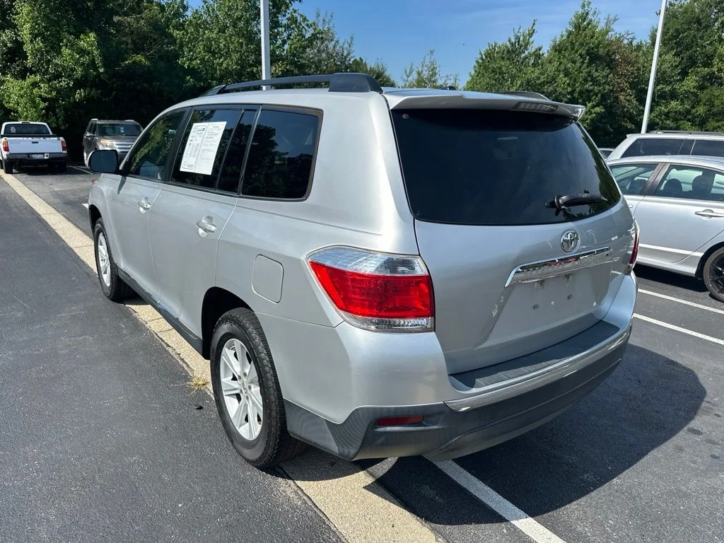Used 2013 Classic Silver Metallic Toyota SE image 5