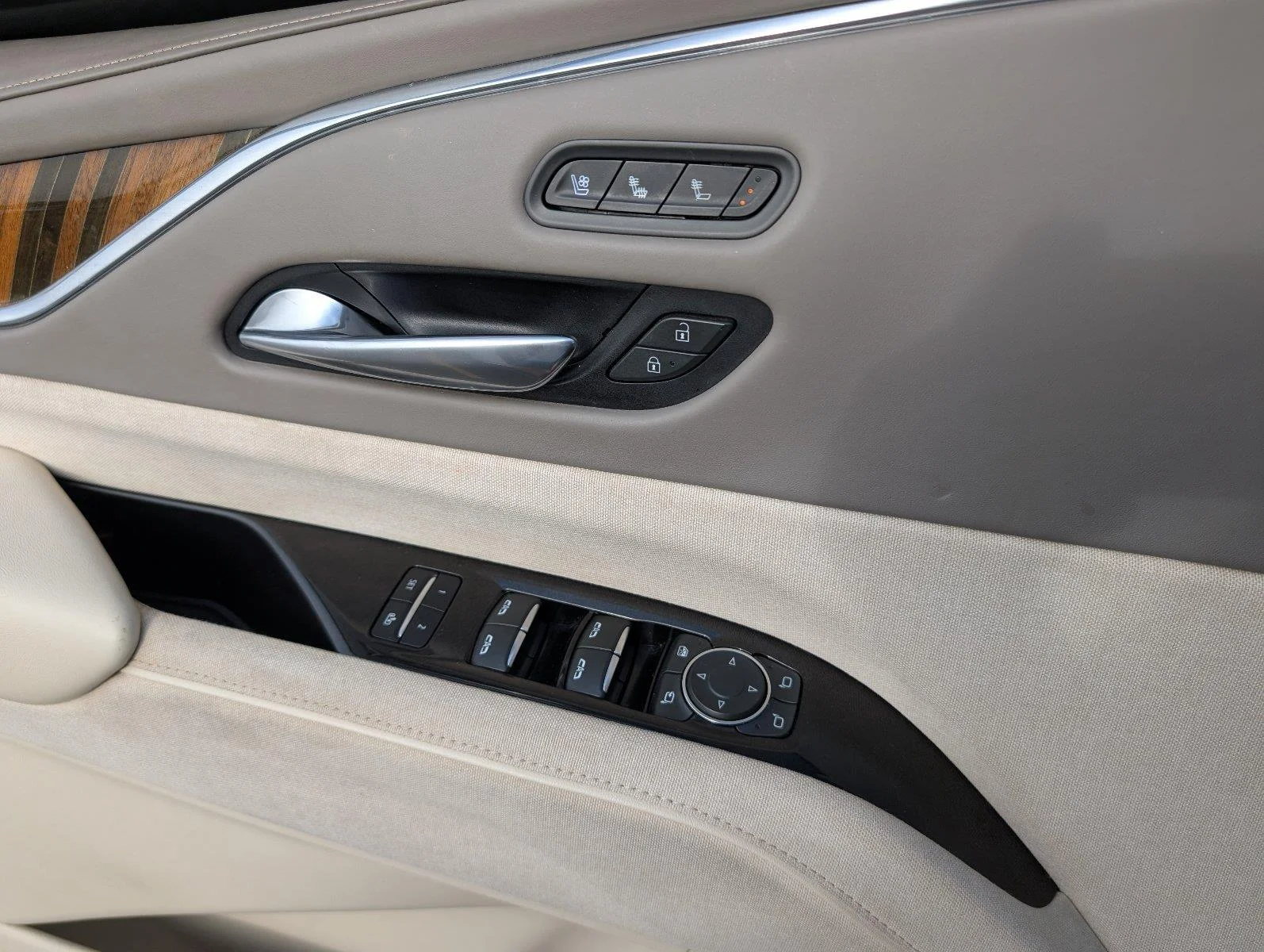 Used 2021 CRYSTAL WHITE TRICOAT Cadillac Premium Luxury Platinum image 17