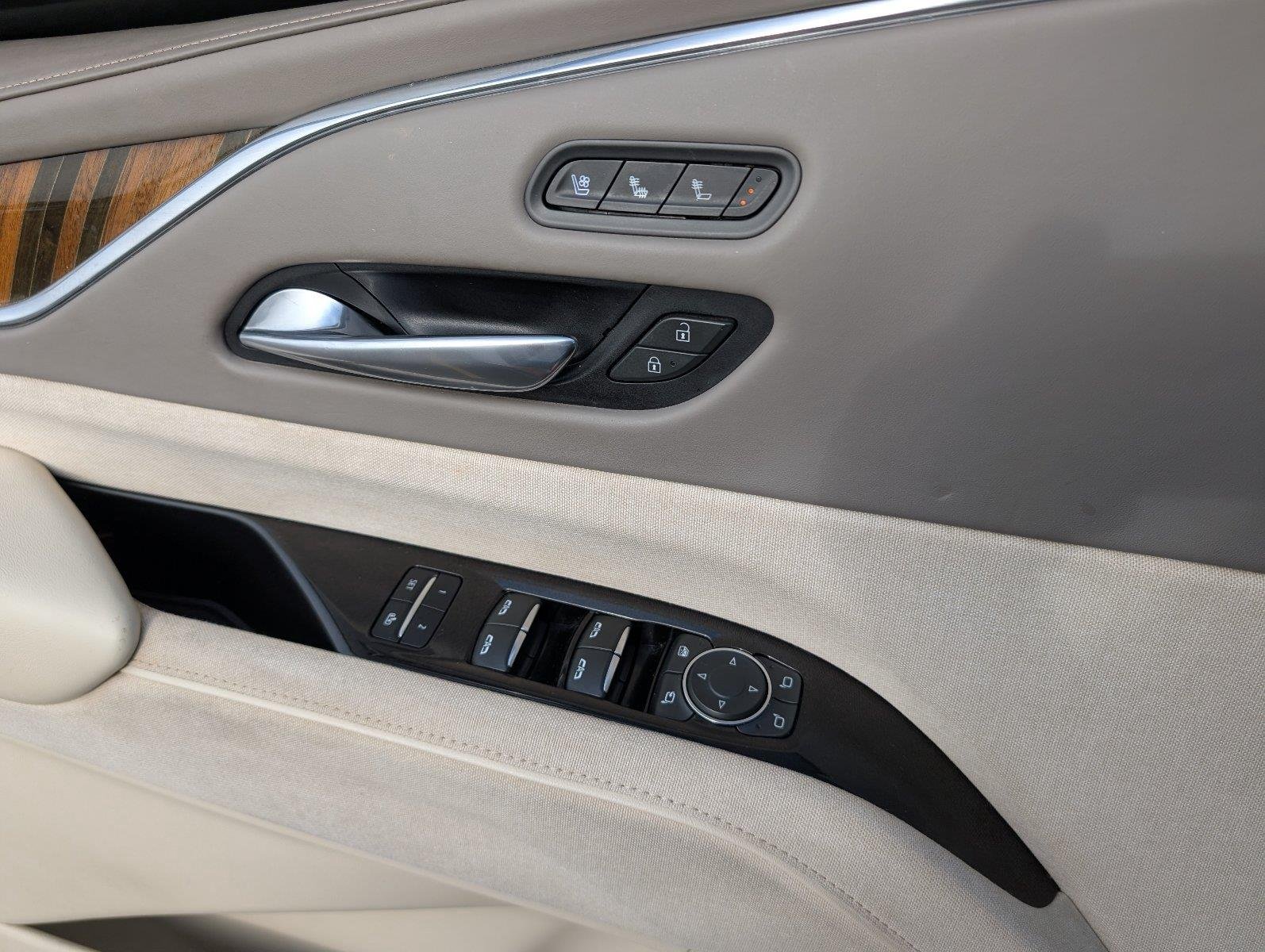 Used 2021 CRYSTAL WHITE TRICOAT Cadillac Premium Luxury Platinum image 17