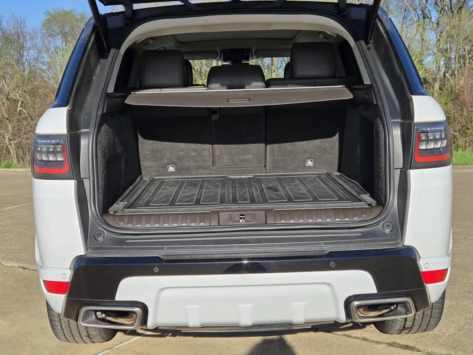Used 2019 Fuji White Land Rover Dynamic image 10