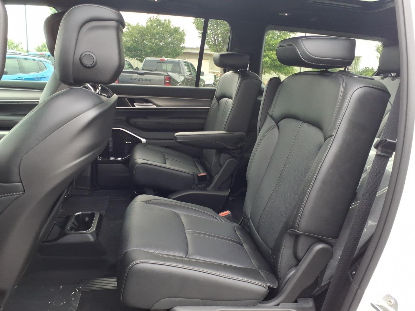New 2026 Bright White Clear-Coat Exterior Paint Jeep Limited Altitude image 20