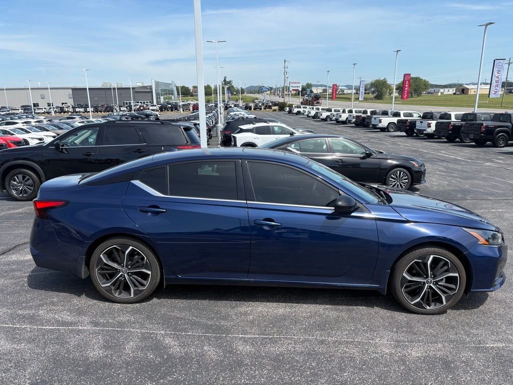 Used 2024 Blue Nissan 2.5 SR image 4