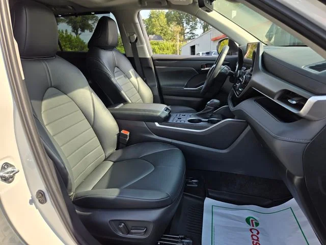 Used 2023 Beige Toyota XLE image 22
