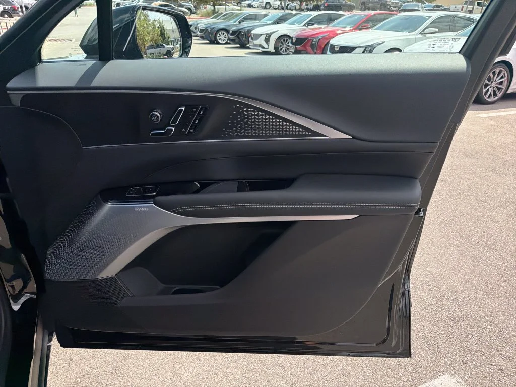 2027 Cadillac LYRIQ Signature Luxury - Photo 36