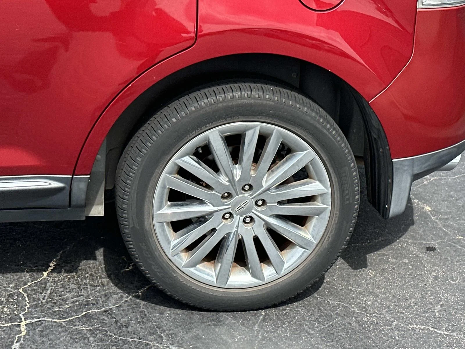Used 2013 Red LINCOLN FWD 4dr image 10