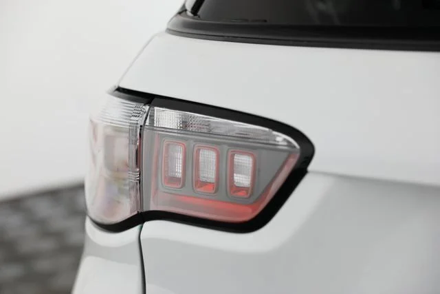 New 2026 Bright White Clear-Coat Exterior Paint Jeep Latitude image 31