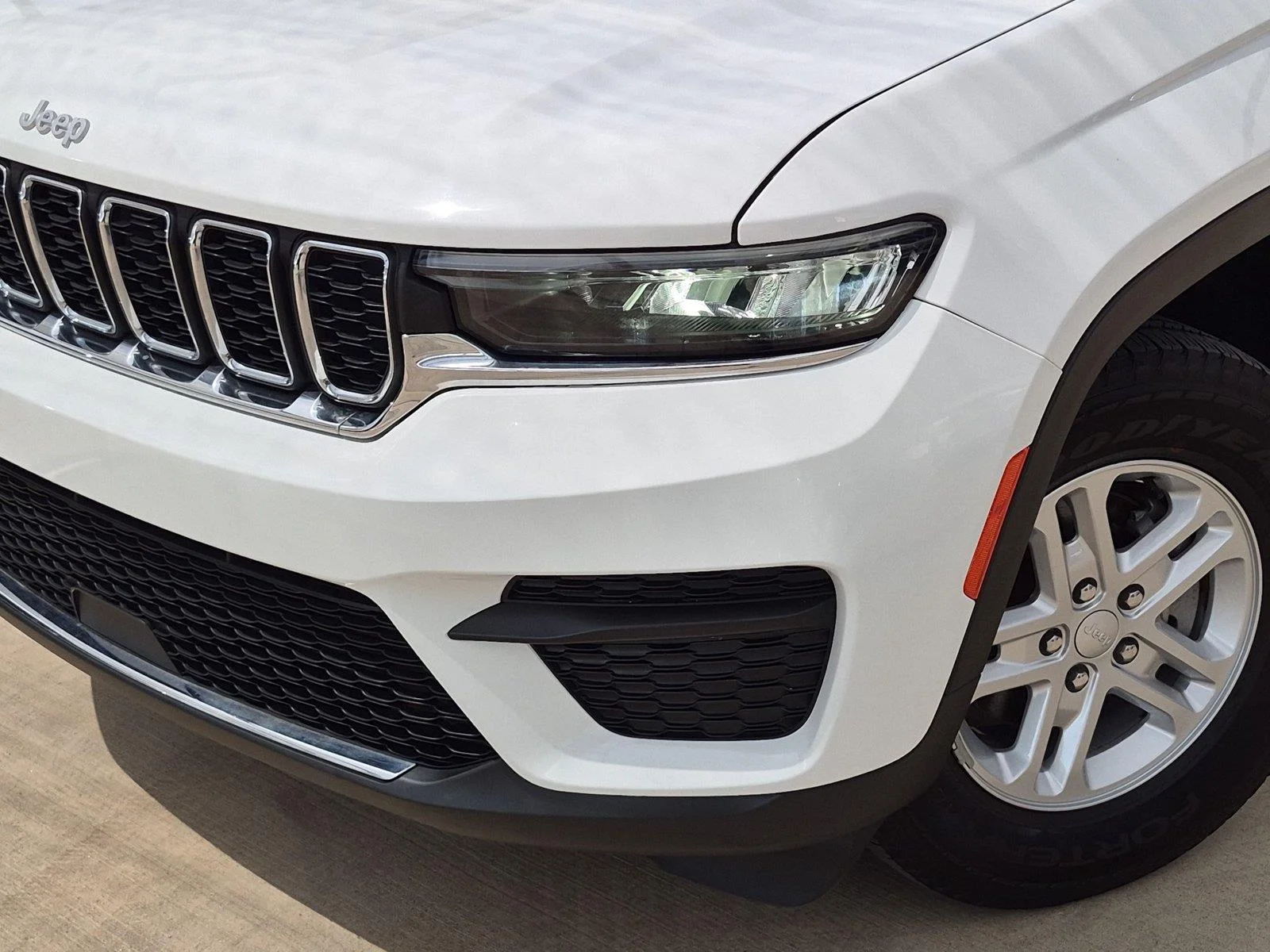 Used 2024 Bright White Clearcoat Jeep Laredo image 7